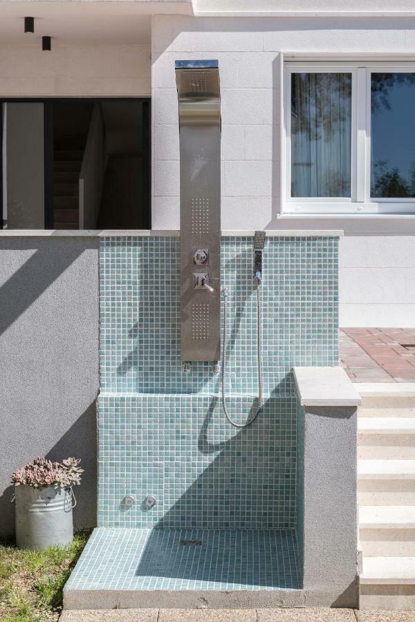 House Ivan John *